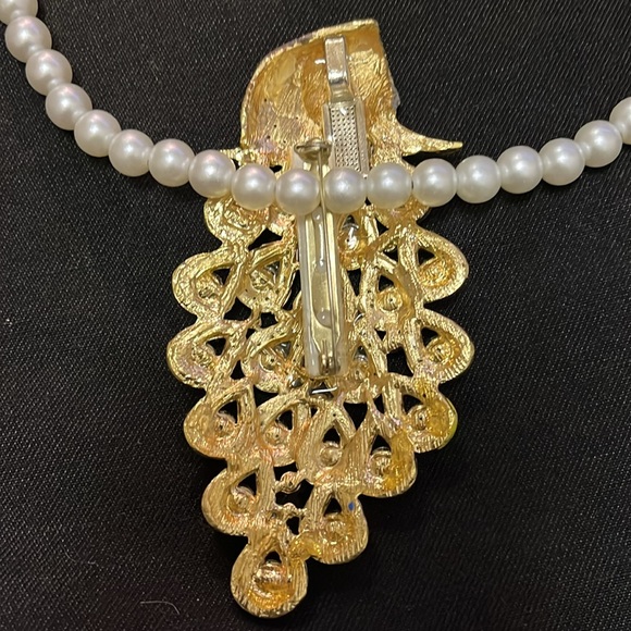 Versatile Stretchy Faux Pearls & Peacock Charm Hand Design Necklace and Pendant - Picture 15 of 17